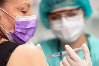 Прививка от гриппа как способ защитить мозг от деменции в старости