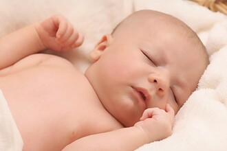 Сон младенца и вес: как ночной отдых снижает риск ожирения у новорожденных