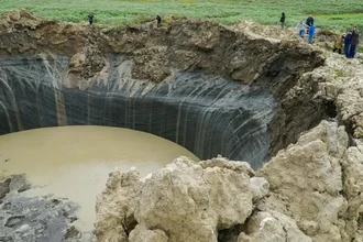 Ледяные вулканы Ямала: почему вечная мерзлота взрывается кратерами