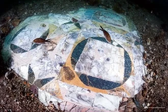 Археологи подняли со дна моря мраморный пол древнеримской виллы из Байи