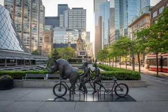 Зачем носорог едет на велосипеде с кроликом и собакой: история необычного памятника