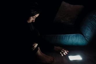 Синий свет от экранов: как он влияет на кожу и вызывает цифровое старение