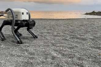 Четвероногий робот-уборщик научился пылесосить пляжный мусор