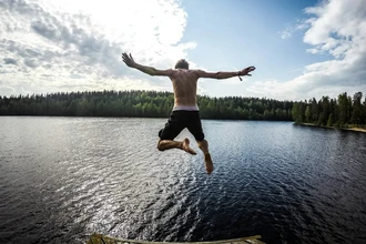 После еды нельзя плавать? Разбираем популярный миф с научной точки зрения