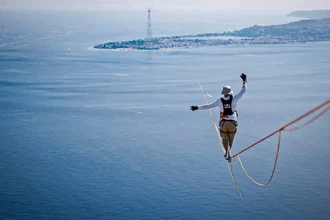 Невероятный переход: 3,6 км по слэклайну через Мессинский пролив