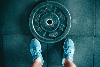 Не покупайте гантели: 7 домашних предметов для эффективной силовой тренировки