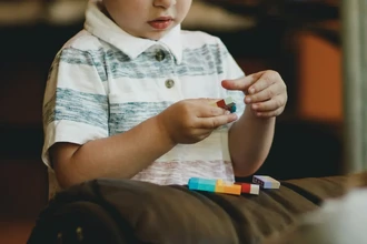 Диагностика аутизма по микробиому: как анализ кала ускорит выявление