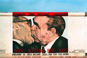 Поцелуи Брежнева и наука: как биохимия объясняет наш самый древний ритуал