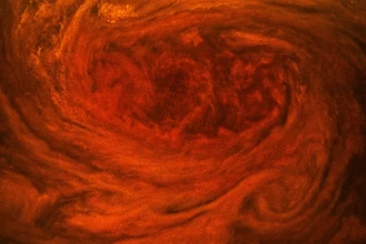 Телескоп «Джеймс Уэбб» обнаружил загадочные светящиеся структуры над Большим Красным Пятном