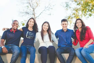 Молодые работники одиноки: почему их идеи не слышат на работе