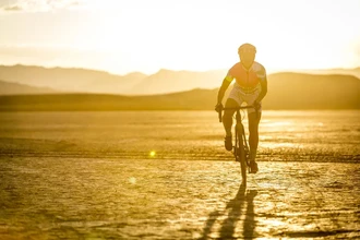 Как кататься на велосипеде в сильную жару: правила безопасности и комфорта