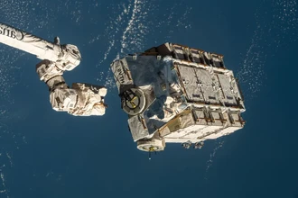 Космический мусор упал на дом: семья из Флориды подает в суд на NASA