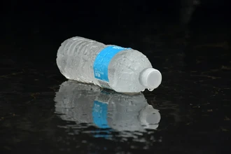 Солнце и пластик: какие токсины выделяет бутылка с водой на жаре