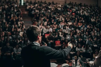 Как жаркая погода упрощает речь политиков: неожиданное влияние климата