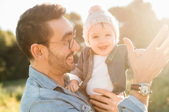 Как отцовство меняет мужской мозг: перестройка нейронов и гормонов