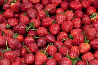 Как сохранить клубнику свежей на неделю: проверенные способы хранения