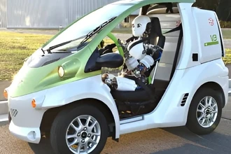 Японские ученые посадили робота-гуманоида за руль автомобиля для тестов