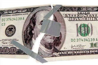 Порванная купюра: как починить деньги, чтобы их взяли в магазине