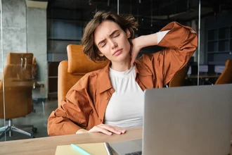 Боль в спине и шее от компьютера: 5 простых упражнений для осанки