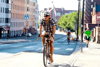 Велошлем: что перевешивает — доказанная защита или скрытые риски?