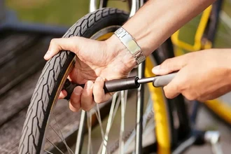 Как проверить давление в велосипедной шине без манометра: 3 простых способа