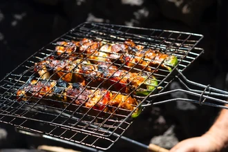 4 способа легко отмыть решетку и шампуры для шашлыка после пикника