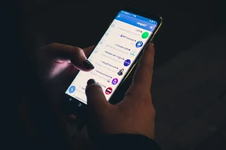 Синий свет экрана не мешает сну: что виновато на самом деле