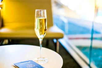 Почему нельзя пить алкоголь в самолёте: научное объяснение рисков для сердца