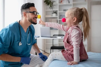 Исследование: почему чувство юмора критически важно для медиков