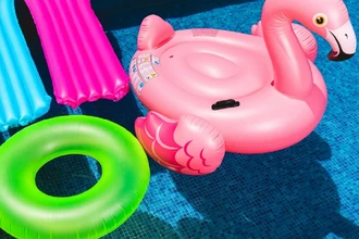 Простой ремонт надувного матраса или круга: находим и заклеиваем дырку