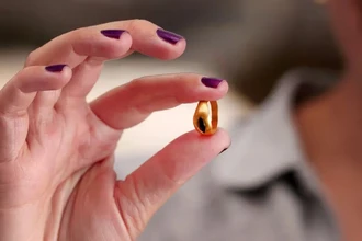 В Иерусалиме нашли древнее детское кольцо из золота с гранатом