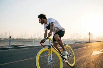 Каждый четвёртый взрослый не ездит на велосипеде, 28% не умеют плавать