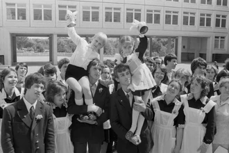 История последнего звонка: как и когда появилась главная традиция выпускников