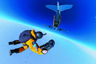 Прыжок с парашютом на Северный полюс: как это — лететь со скоростью 400 км/ч