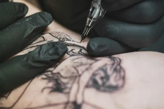 Ученые выяснили: наличие татуировки повышает риск лимфомы на 21%