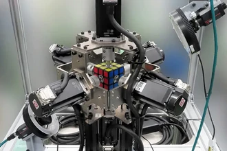 Робот побил мировой рекорд по сборке кубика Рубика за мгновение