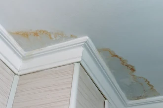 Желтые пятна от воды на потолке: как удалить быстро и без ремонта