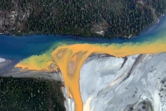 Ржавые реки Аляски: почему вода в дикой местности стала оранжевой