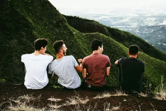 Почему мужчины выбирают друзей с другим вкусом на женщин: исследование психологов