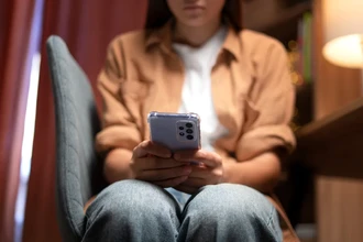 Семь часов в соцсетях: как скроллинг ведет подростков к курению