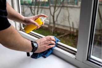 Как отмыть труднодоступные места и дорожки в пластиковых окнах