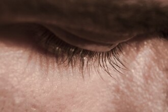 Контактная линза обнаружит рак по слезам: биомаркеры в экзосомах