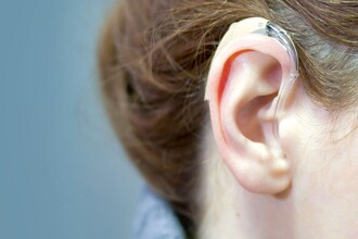 Как свет заменяет электричество: будущее кохлеарных имплантов уже здесь