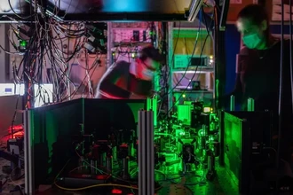 Квантовый интернет покидает лабораторию: первые передачи по городским сетям