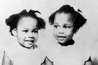 Загадка молчаливых близнецов Гиббонс: 30 лет в своем тайном мире