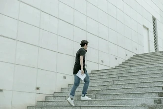 Отказ от лифта и подъем по лестнице продлевают жизнь: результаты исследования