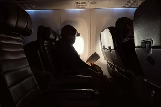 12 способов скоротать время в самолёте: от творчества до полезных дел