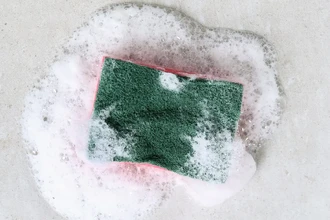 Губка для посуды кишит микробами? 3 способа безопасной дезинфекции