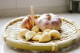 Как убрать запах чеснока с рук: 3 рабочих способа содой, лимоном и кофе