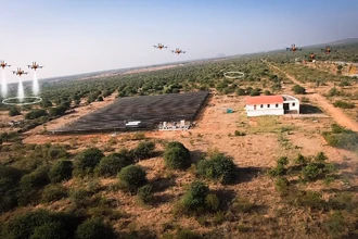 Умные рои дронов для тушения пожаров: как они находят и гасят огонь